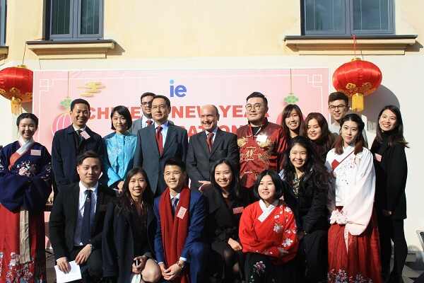 与会嘉宾在活动现场合影