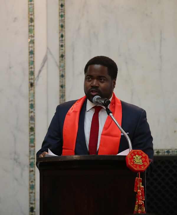 2月16日，芝加哥市2018年“欢乐春节”活动启动仪式在芝加哥市文化中心举行。芝加哥市长代表霍金斯副主任致辞