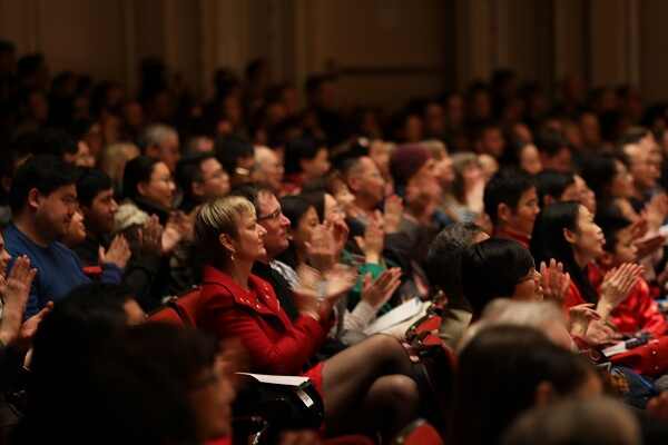 2月17日，芝加哥交响乐团在芝加哥交响乐团音乐厅举行2018年“欢乐春节”新年音乐会。观众为中国艺术家的精彩演出报以热烈掌声。