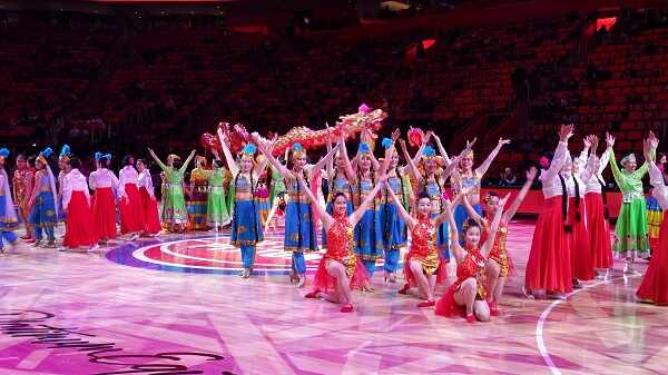 -2月13日，明尼苏达华星艺术团—明州中美联谊会中国舞蹈学校为森林狼队的主场观众表演了特意编排的《龙飞凤舞》歌舞节目。