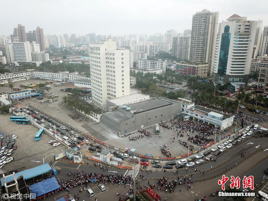 航拍海口返程车辆涌入港口 场面壮观