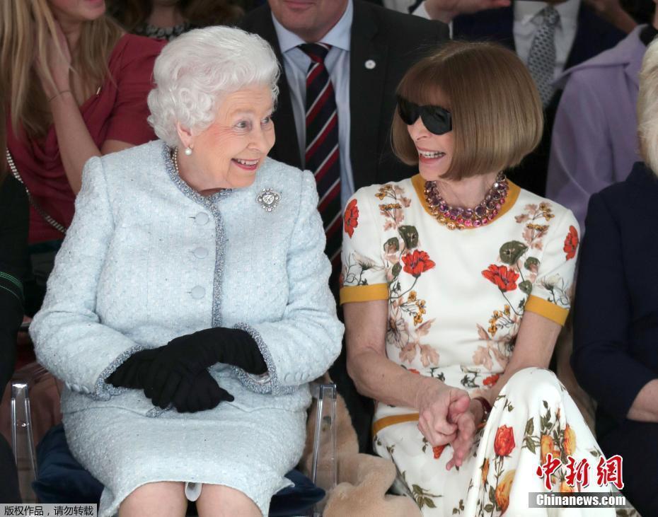 伦敦时装周的最大牌嘉宾 91岁英女王首次现身秀场