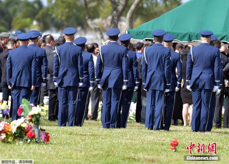 枪击案中舍命救人 美国以全军礼规格安葬华裔小英雄