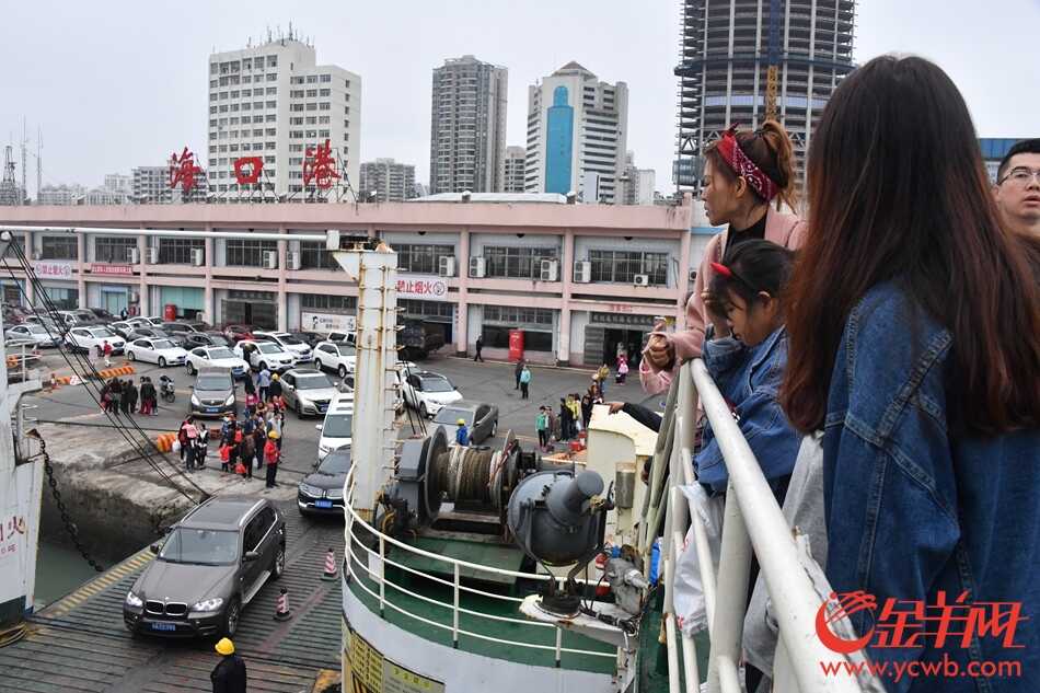 海口秀英港滞留车辆和旅客开始有序登船
