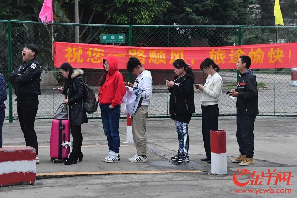 海口秀英港滞留车辆和旅客开始有序登船