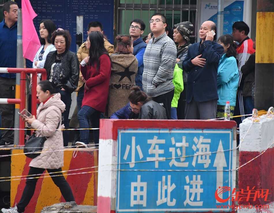 海口秀英港滞留车辆和旅客开始有序登船