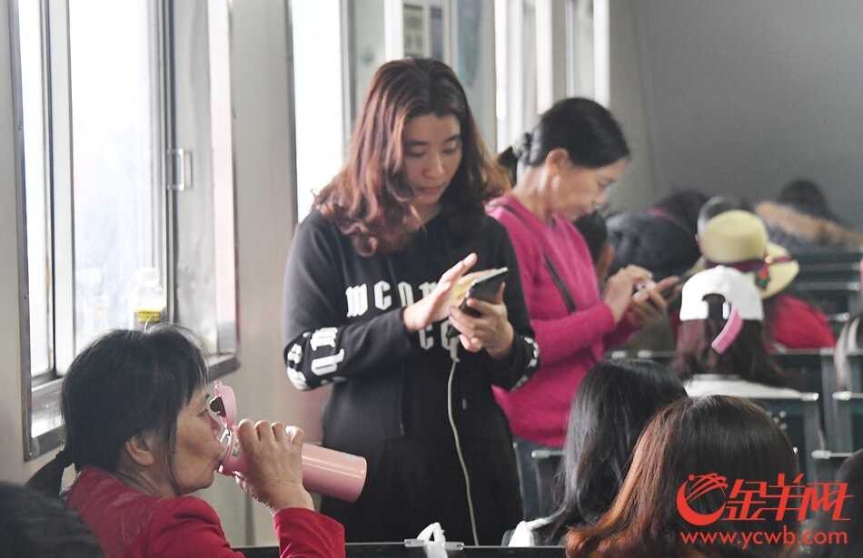 海口秀英港滞留车辆和旅客开始有序登船