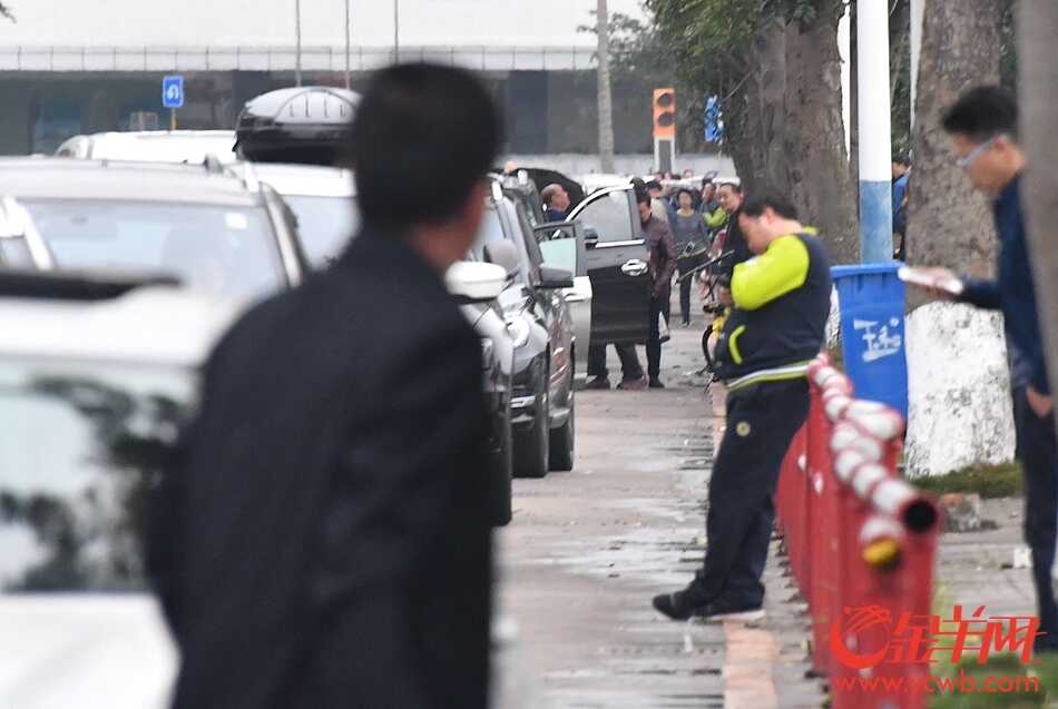 海口秀英港滞留车辆和旅客开始有序登船