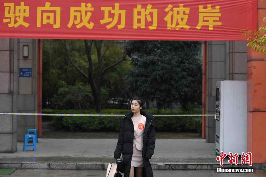 浙传艺考开幕 上万考生雨中候场