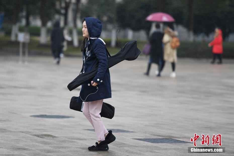 浙传艺考开幕 上万考生雨中候场