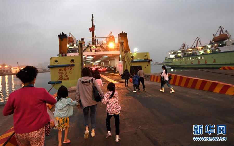 （社会）（2）琼州海峡浓雾频现 海口仍有万余车辆待渡