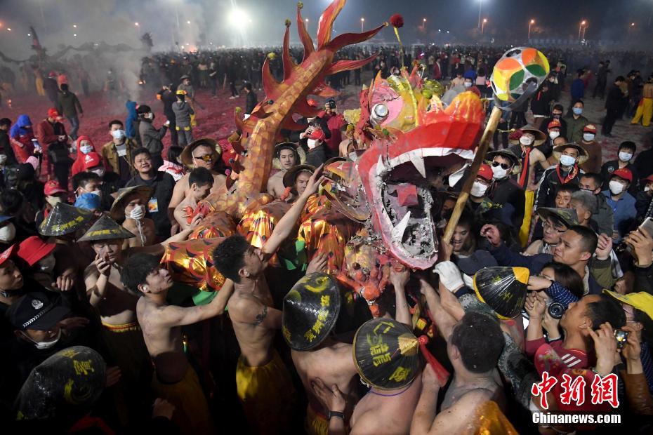 广西千年民俗“炮龙节” 数十万人狂欢祈福新年