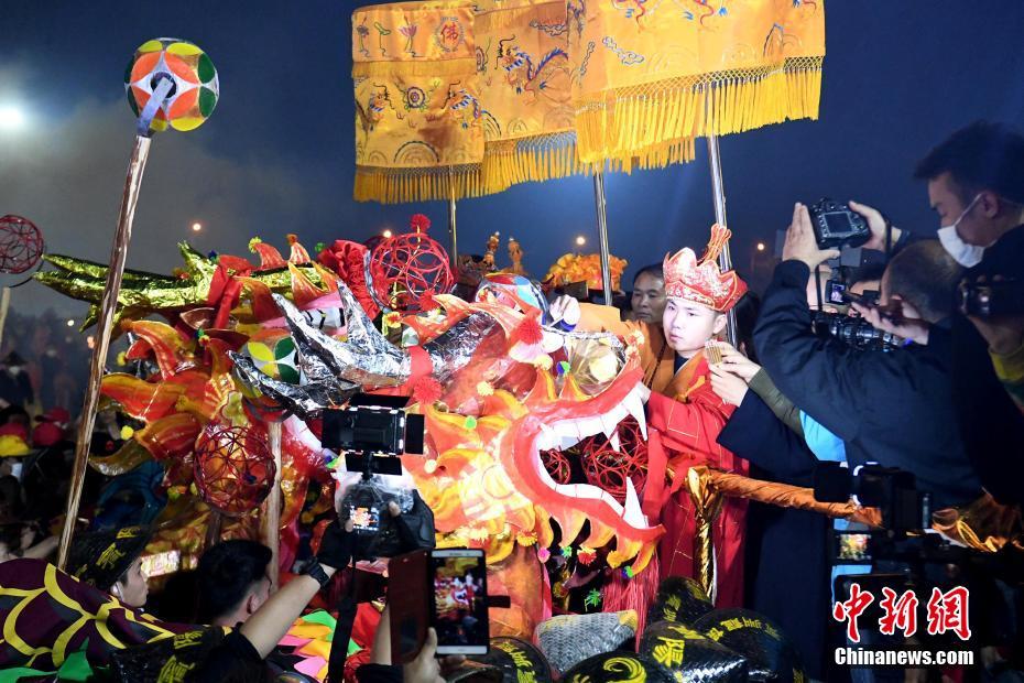 广西千年民俗“炮龙节” 数十万人狂欢祈福新年