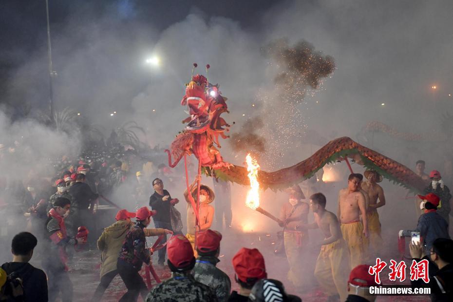 广西千年民俗“炮龙节” 数十万人狂欢祈福新年