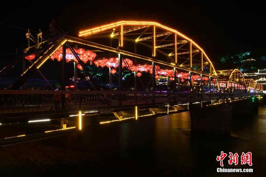 百年黄河老桥挂起红灯笼 喜迎元宵节