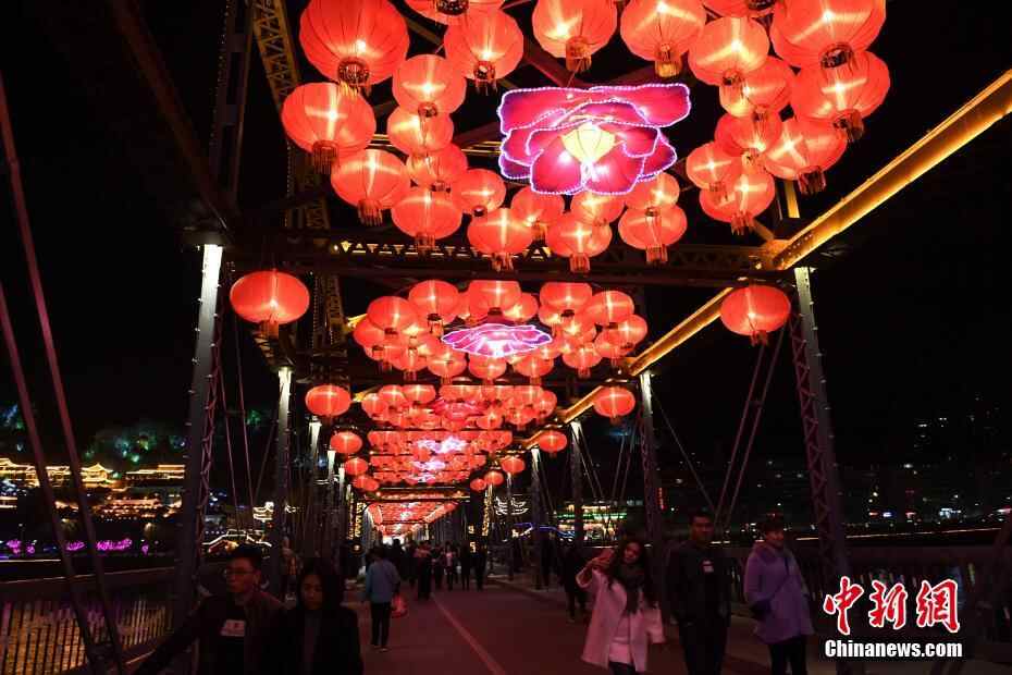 百年黄河老桥挂起红灯笼 喜迎元宵节