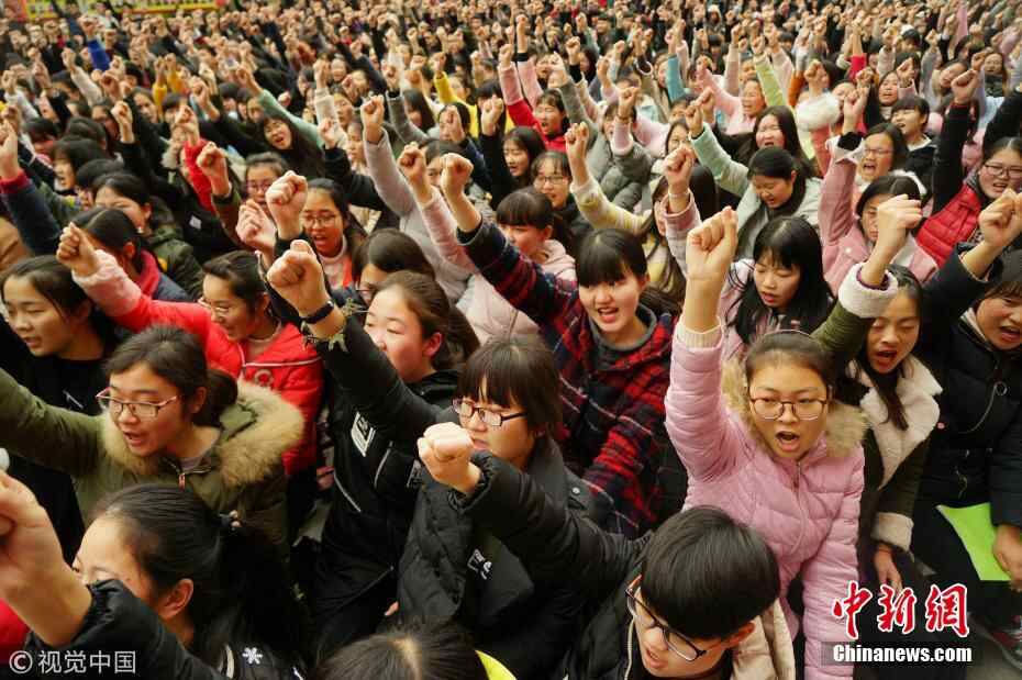 河南一高中举行高考誓师大会 学生激情澎湃斗志昂扬