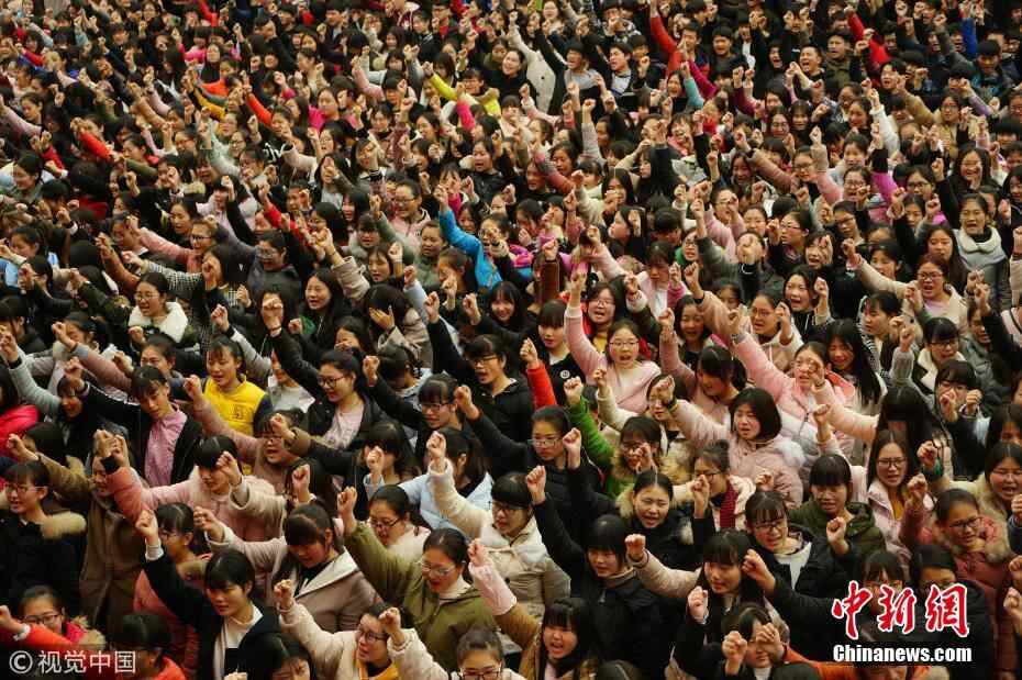 河南一高中举行高考誓师大会 学生激情澎湃斗志昂扬