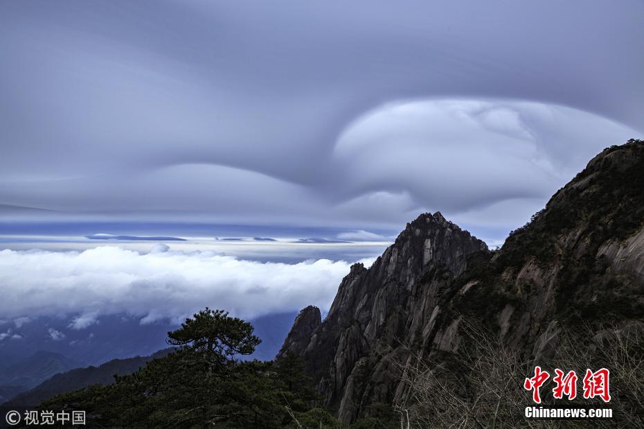 安徽黄山白云悠悠 好似水面波纹