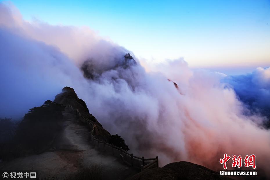 安徽黄山白云悠悠 好似水面波纹