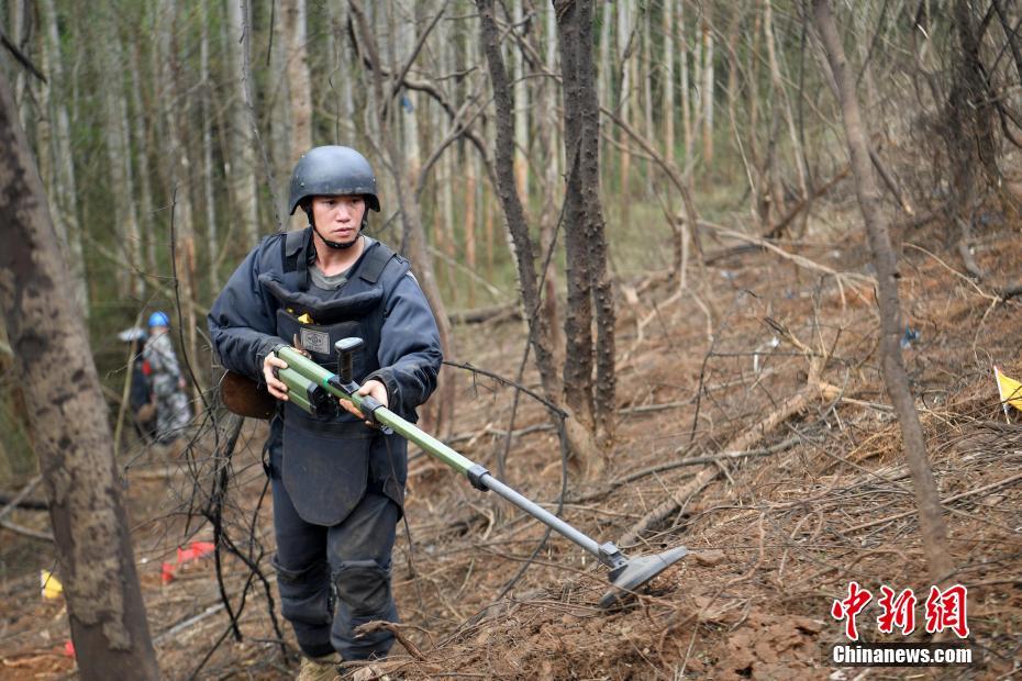 直击中越边境广西段扫雷 搜排手“全副武装”上阵