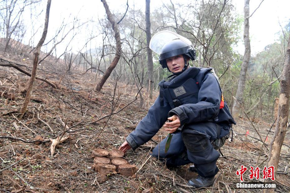 直击中越边境广西段扫雷 搜排手“全副武装”上阵