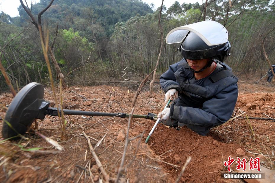 直击中越边境广西段扫雷 搜排手“全副武装”上阵