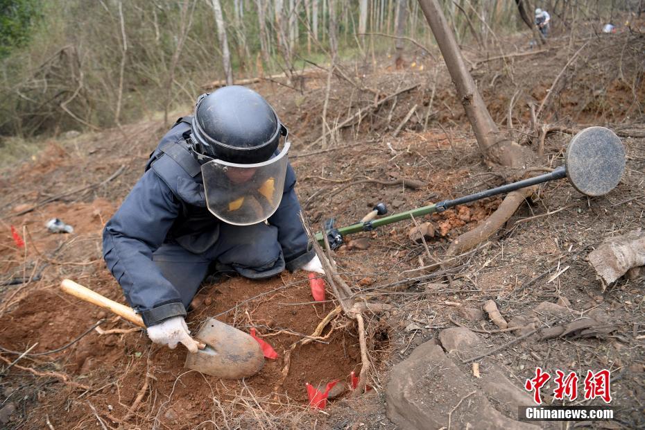 直击中越边境广西段扫雷 搜排手“全副武装”上阵