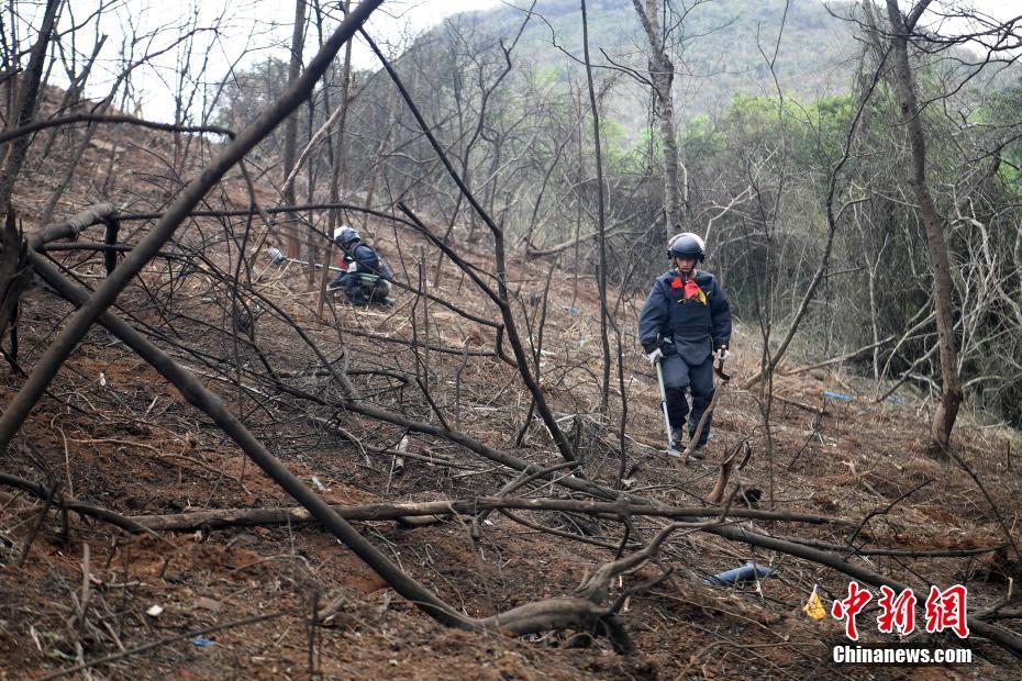 直击中越边境广西段扫雷 搜排手“全副武装”上阵