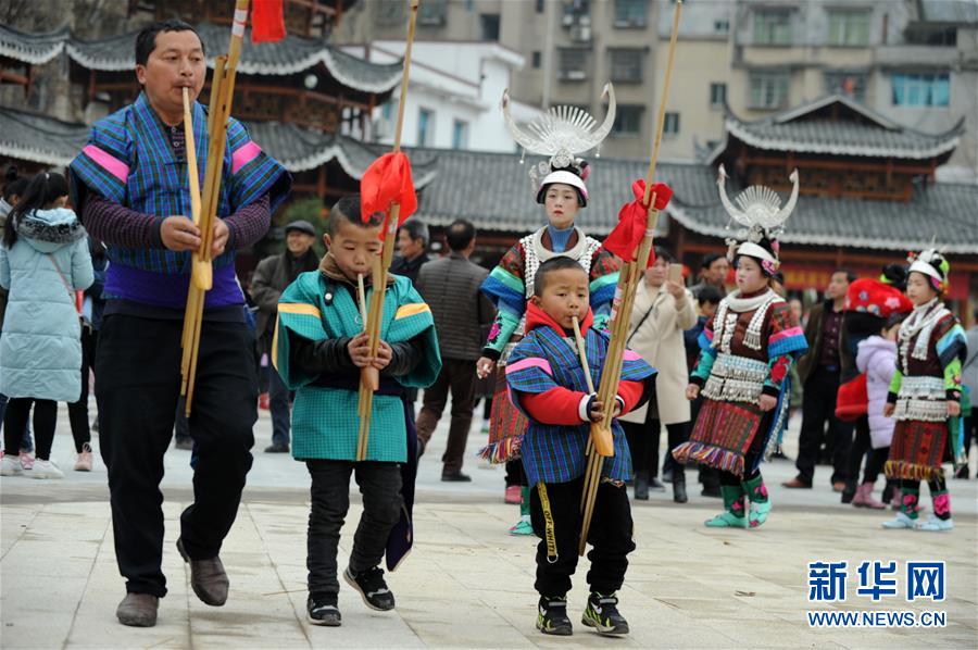 贵州凯里：芦笙舞步闹新春 苗族群众盛装参加