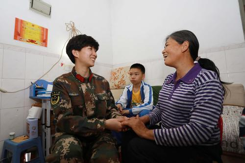 赵佳燕走访社区群众