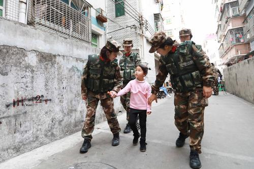 长岭社区的小姑娘看见巡逻队伍立即跟上去牵着唐敏