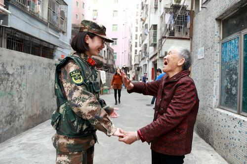 捡废品的陈阿姨见到巡逻队伍经过激动的拉着唐敏的双手