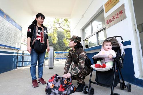 许红艳带着六个月大的宝宝一同上岗执勤