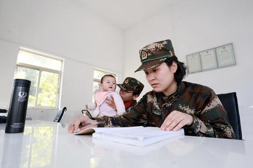 懂事的“多多”在一旁静静的看着妈妈工作