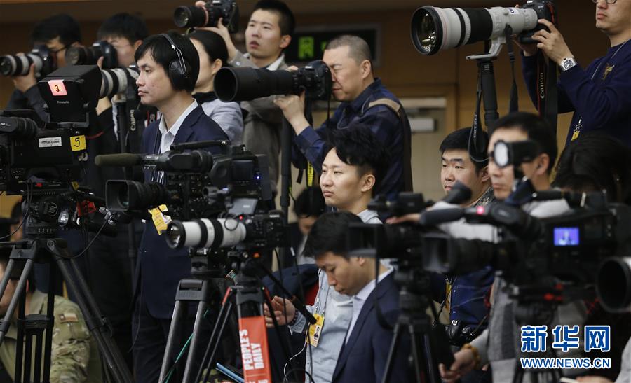 （两会·XHDW）（8）中国人民银行行长周小川等就“金融改革与发展”答记者问