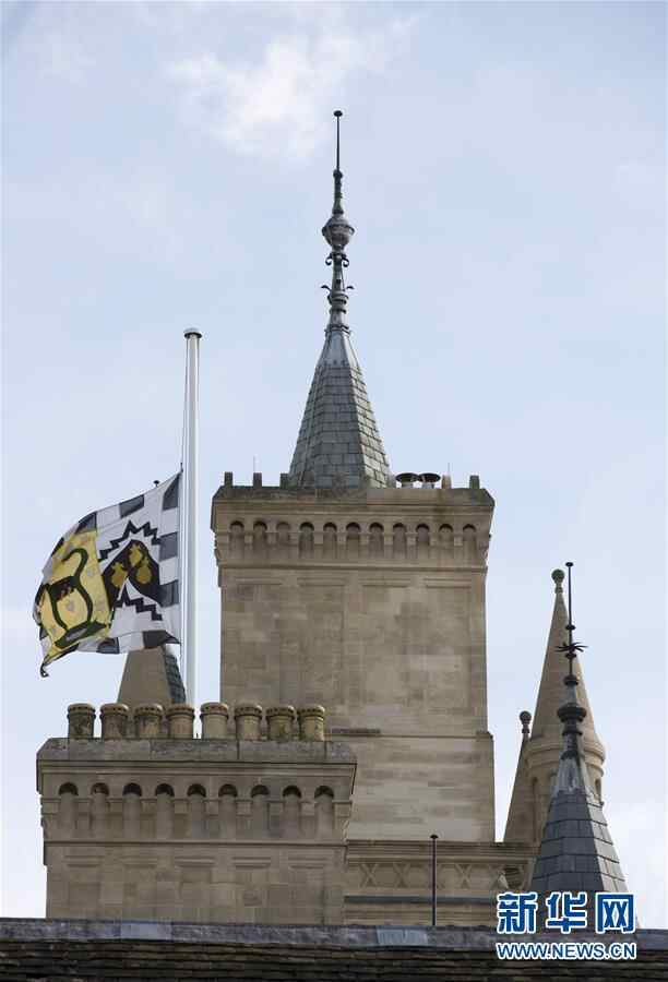 英国剑桥大学降半旗 师生排队填写吊唁簿悼念霍金