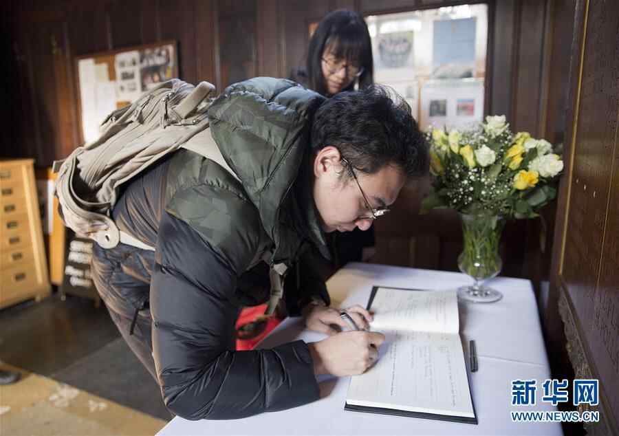 英国剑桥大学降半旗 师生排队填写吊唁簿悼念霍金