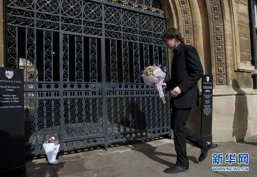 英国剑桥大学降半旗 师生排队填写吊唁簿悼念霍金