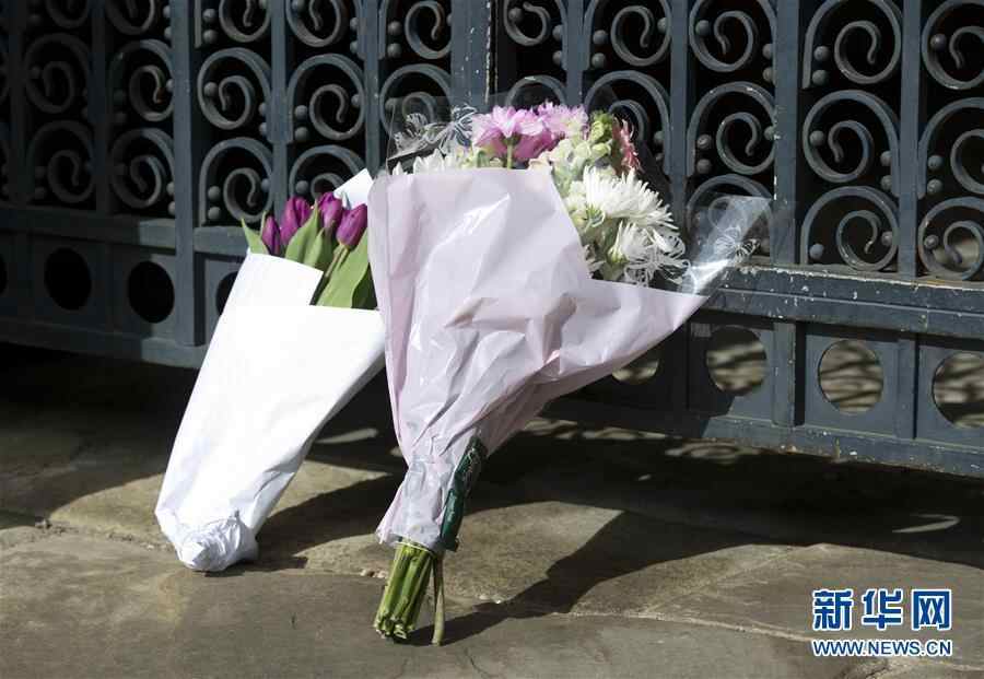 英国剑桥大学降半旗 师生排队填写吊唁簿悼念霍金