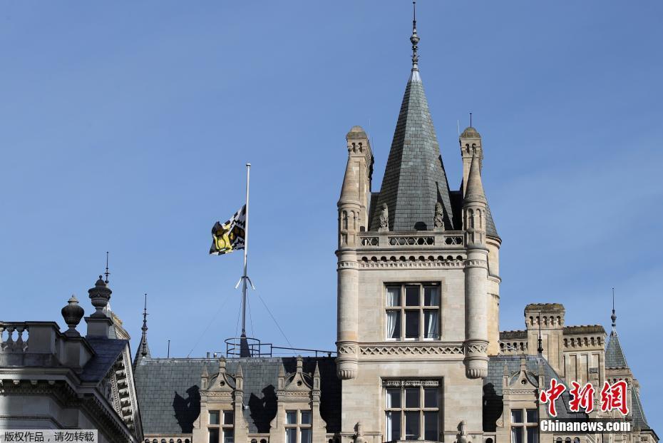 英国剑桥大学降半旗 师生排队填写吊唁簿悼念霍金