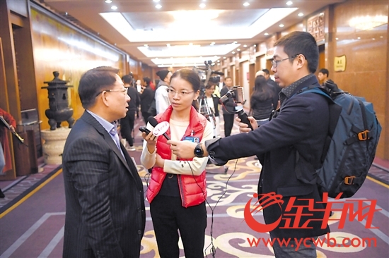 羊城晚报特派记者李妹妍、李钢在采访全国人大代表