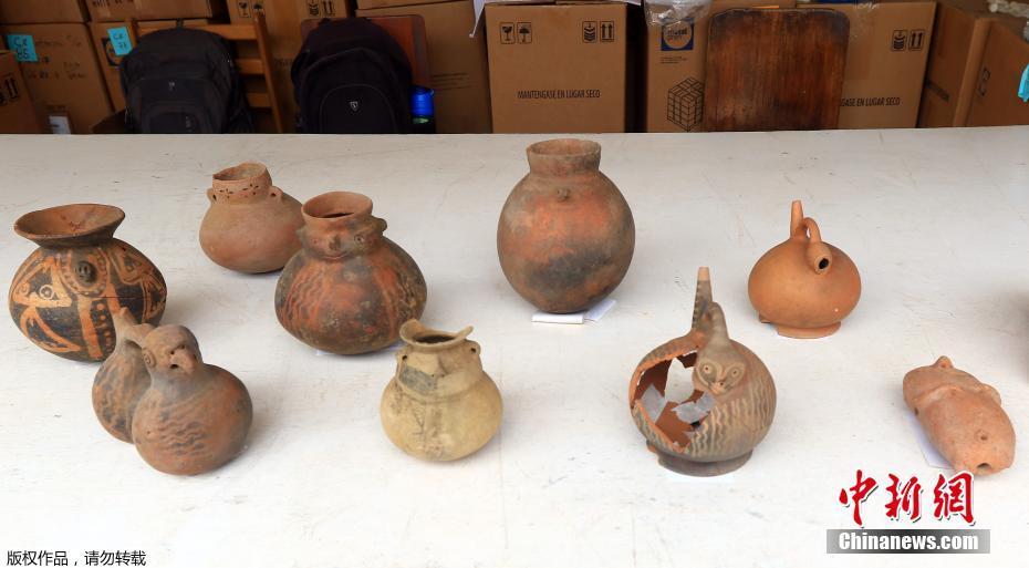 秘鲁海滨小镇发现1500年前人类遗迹 出土大量陶器