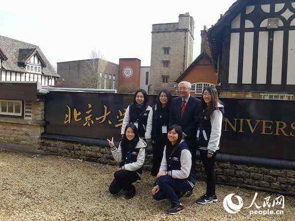 北京大学120周年校庆海外庆典暨北京大学英国校区启动仪式在英国牛津举办，学生与北大前校长许智宏合影。（白天行摄）