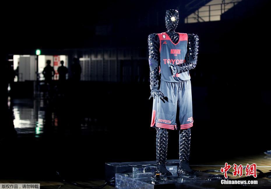 日本篮球机器人表演罚球 灵感来自樱木花道