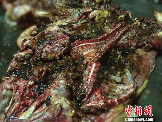 清明节前广东台山烧猪热销(组图)