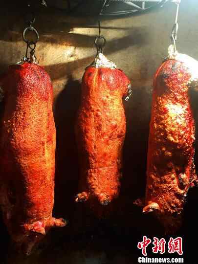 即将出炉的烧猪 李晓春 摄