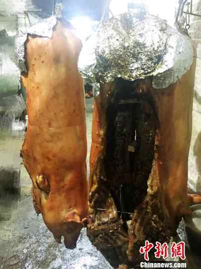 完成第一次焗皮的烧猪 李晓春 摄