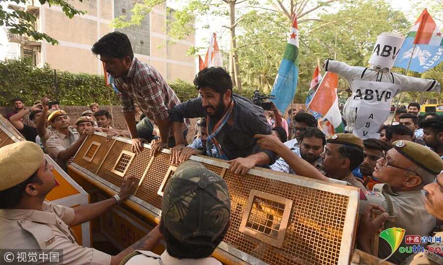 印度国家级考试泄题280万人将重考 引发多地示威抗议