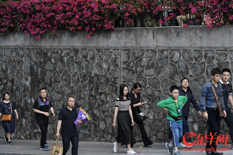 清明节 市民一大早前往广州银河公墓祭祖